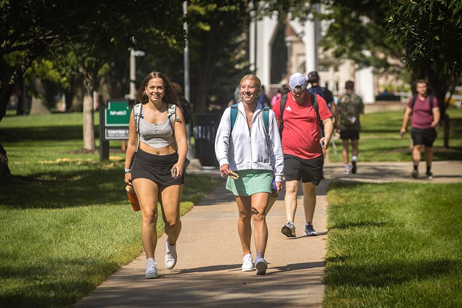 Northwest students cross the main campus in Maryville during the first day of fall classes in August. (Photo by Lauren Adams/<a href='http://testing.getrealcuba.com'>威尼斯人在线</a>)